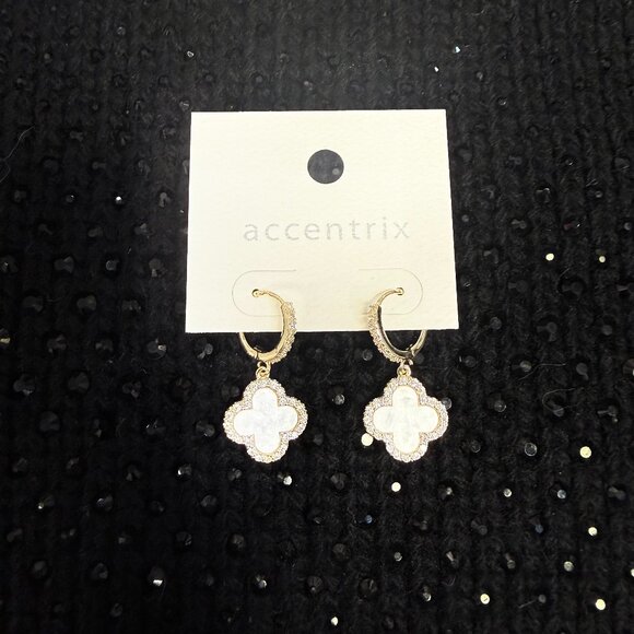 🎁😍Holiday Magic MOP & CZ Clover Drop Earring - Picture 1 of 1